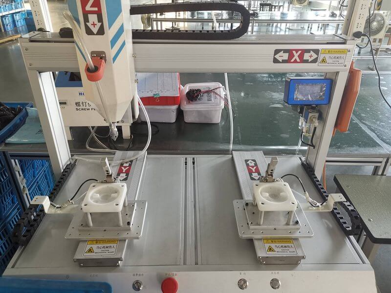 Automatic locking screw equipment